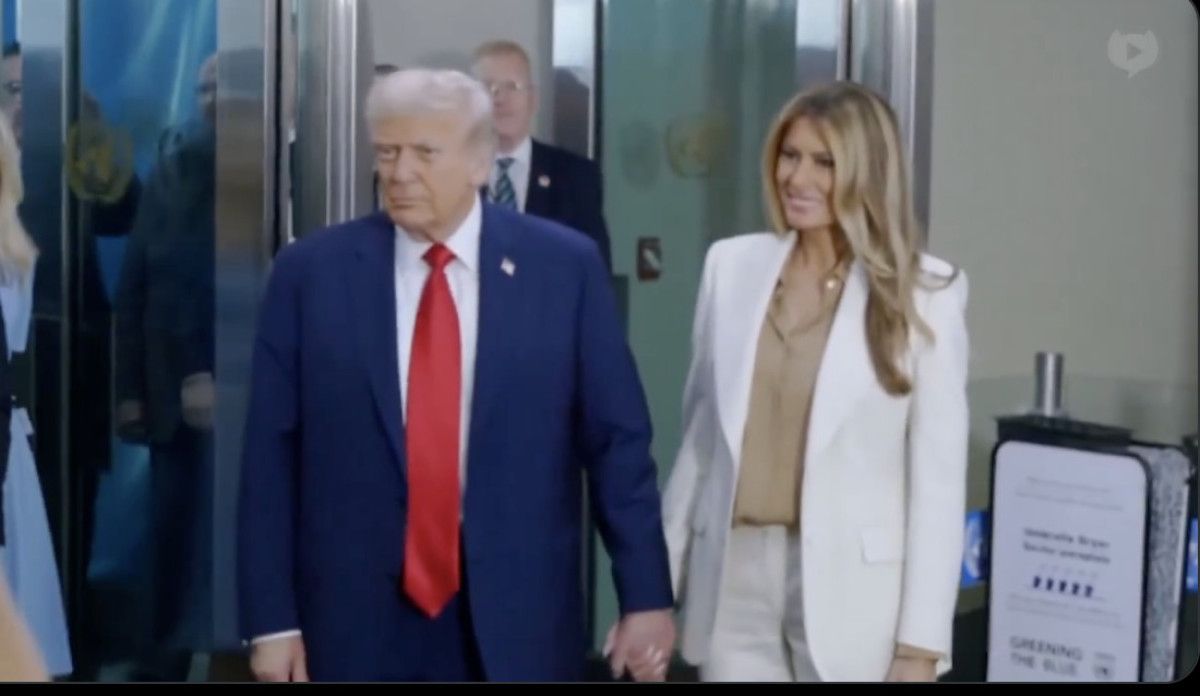 Melania ve Trump’a sabotaj iddiası: Yürüyen merdiven kapatıldı