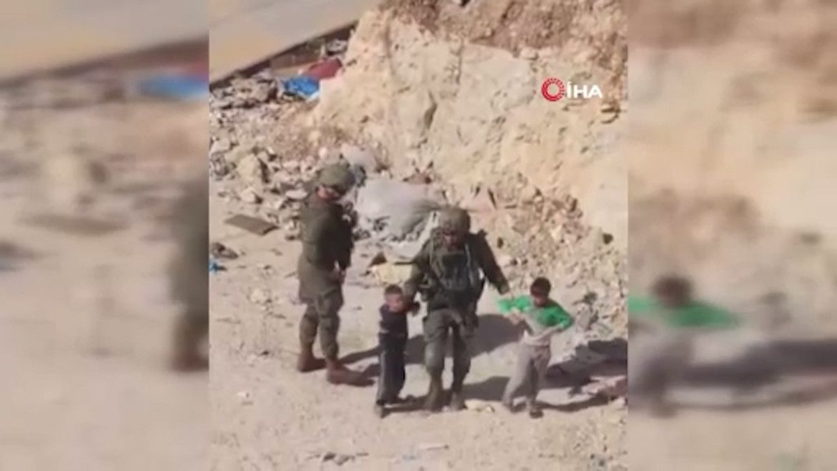 İsrail askerleri iki çocuğa şiddet uygulayıp yerlerde sürükledi
